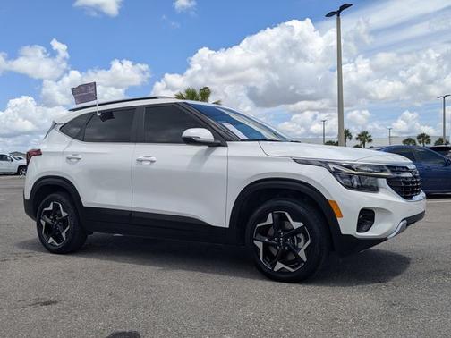 Snow White Pearl 2024 Kia Seltos EX