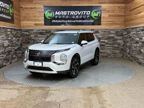 White 2023 Mitsubishi Outlander SE Special Edition