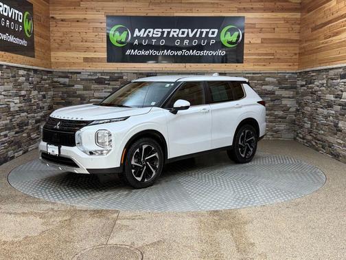 White 2023 Mitsubishi Outlander SE Special Edition