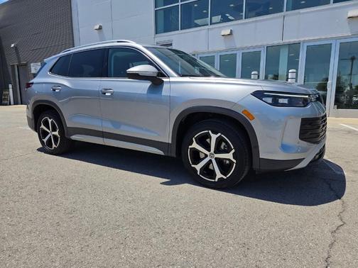 Pyrite Silver Metallic 2025 Volkswagen Tiguan 2.0T SE
