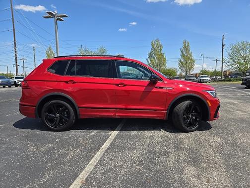2024 Volkswagen Tiguan 2.0T SE R-Line Black