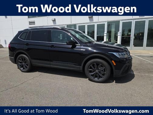 Deep Black Pearl Effect 2024 Volkswagen Tiguan 2.0T SE