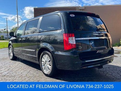 Brilliant Black Crystal Pearlcoat 2015 Chrysler Town & Country Limited Platinum