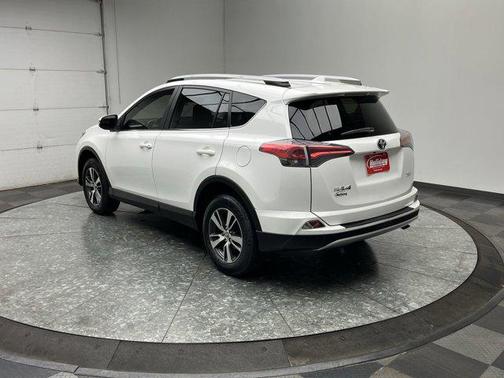 Super White 2018 Toyota RAV4 XLE
