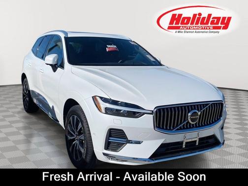Crystal White Metallic 2023 Volvo XC60 B5 Plus Bright Theme