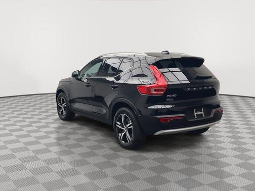 2025 Volvo XC40 B5 Core Bright Theme