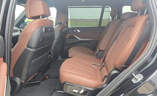 Black Sapphire Metallic 2026 BMW X7 xDrive40i