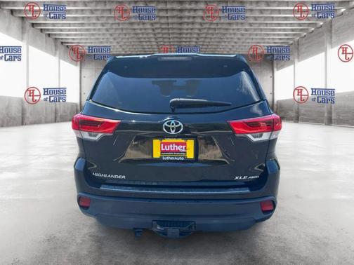Midnight Black Metallic 2018 Toyota Highlander XLE