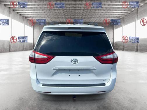 Super White 2016 Toyota Sienna LE