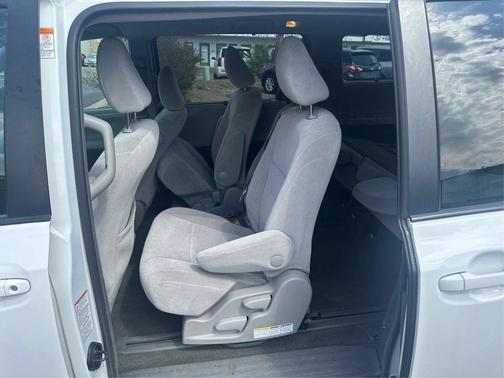 Super White 2016 Toyota Sienna LE