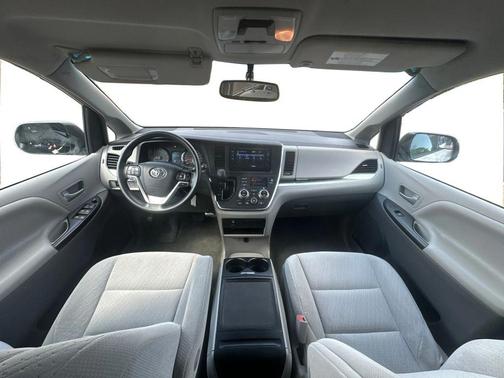Super White 2016 Toyota Sienna LE