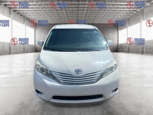 Super White 2016 Toyota Sienna LE