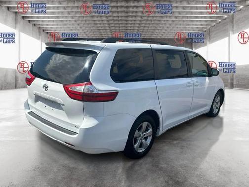 Super White 2016 Toyota Sienna LE