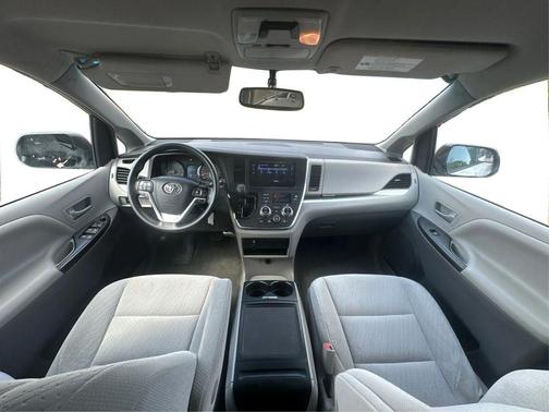 Super White 2016 Toyota Sienna LE