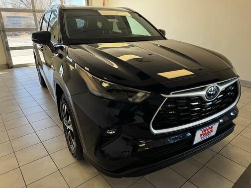 2022 Toyota Highlander Hybrid XLE
