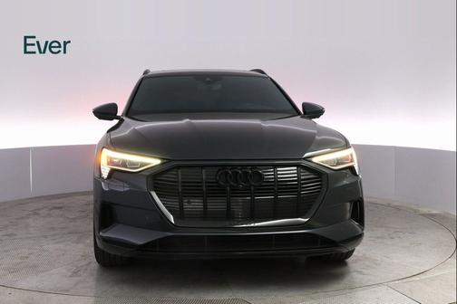 2022 Audi e-tron Premium Plus