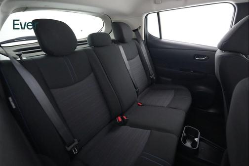 Super Black/Pearl White 2025 Nissan Leaf SV PLUS