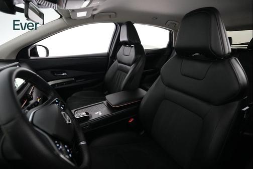 Everest White/Blk Diamond 2025 Nissan ARIYA ENGAGE