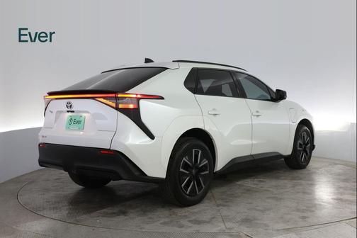 Pearl 2026 Toyota bZ XLE Plus