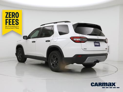 White 2023 Honda Pilot Trailsport