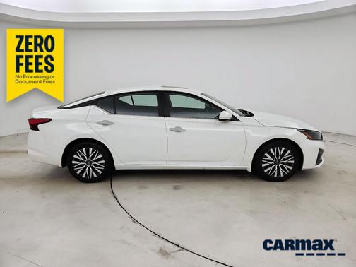 White 2023 Nissan Altima SV