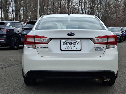Crystal White Pearl 2019 Subaru Impreza 2.0i