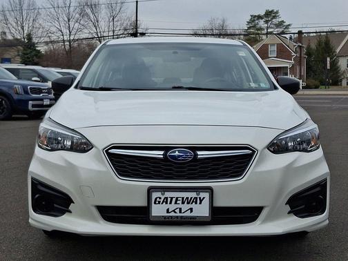 Crystal White Pearl 2019 Subaru Impreza 2.0i