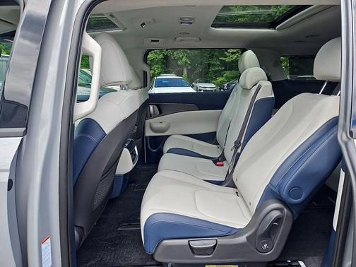Ceramic Silver 2026 Kia Carnival Hybrid SX