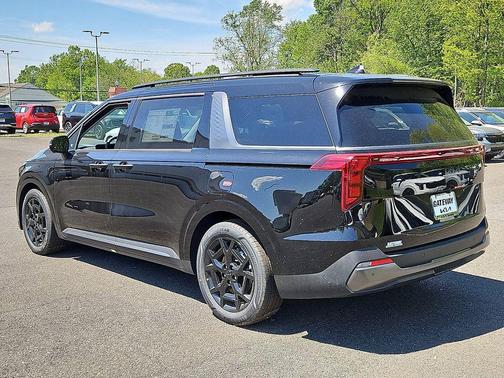 Aurora Black Pearl 2026 Kia Carnival SX