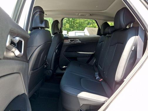 Snow White Pearl 2026 Kia Sportage Hybrid EX