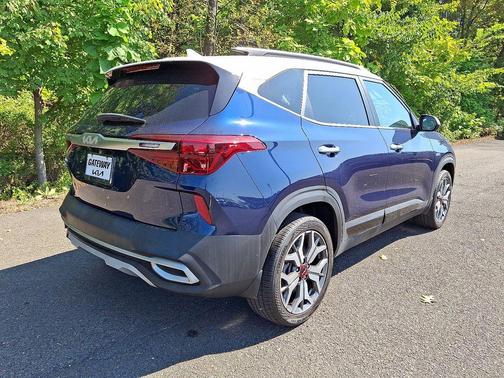 Dark Ocean Blue / White Roof 2023 Kia Seltos SX