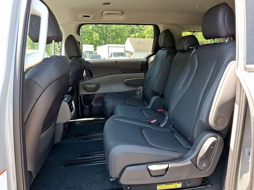 Ceramic Silver 2026 Kia Carnival EX