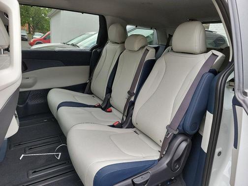 Snow White Pearl 2025 Kia Carnival Hybrid EX