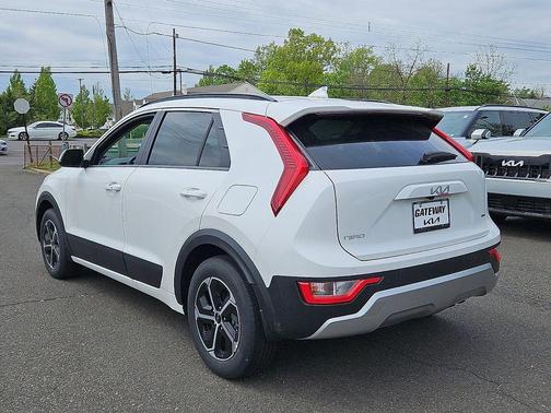 Snow White Pearl 2025 Kia Niro EX