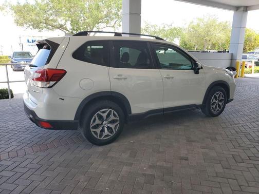 Crystal White Pearl 2020 Subaru Forester Premium