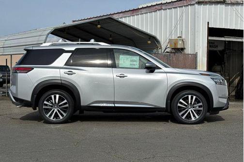 2025 Nissan Pathfinder Platinum 4WD