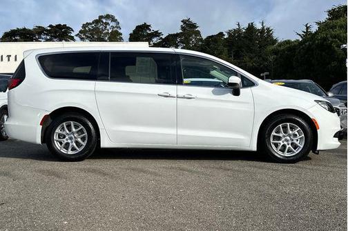 2022 Chrysler Voyager LX