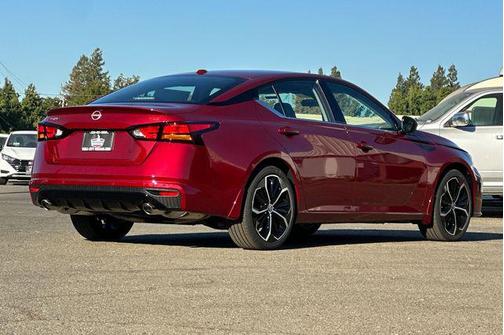 2025 Nissan Altima SR FWD