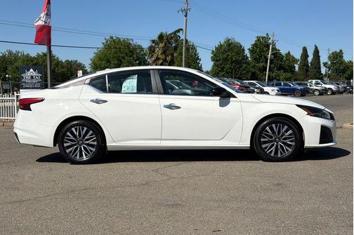Glacier White 2025 Nissan Altima 2.5 SV