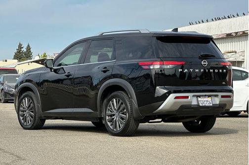 2022 Nissan Pathfinder SL 2WD