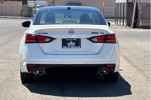 Pearl White/Super Black 2026 Nissan Altima SR FWD