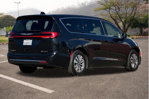 Brilliant Black Crystal Pearlcoat 2024 Chrysler Pacifica Hybrid Select