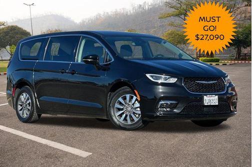Brilliant Black Crystal Pearlcoat 2024 Chrysler Pacifica Hybrid Select