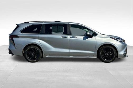2023 Toyota Sienna XLE 8 Passenger