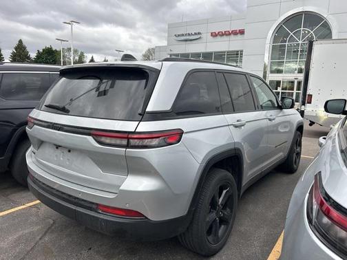 2022 Jeep Grand Cherokee Altitude