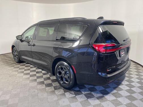 2025 Chrysler Pacifica Hybrid Premium S Appearance Pkg