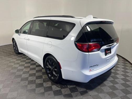 2020 Chrysler Pacifica Touring