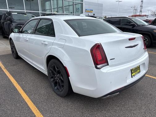 2022 Chrysler 300 Touring