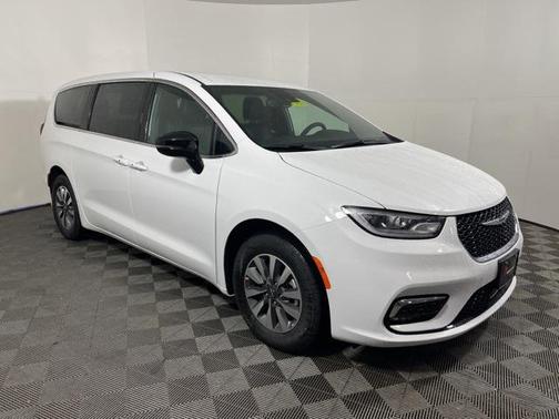 2025 Chrysler Pacifica Hybrid Select