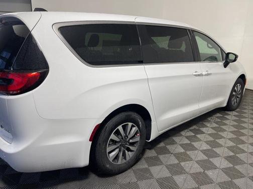 2025 Chrysler Pacifica Hybrid Select